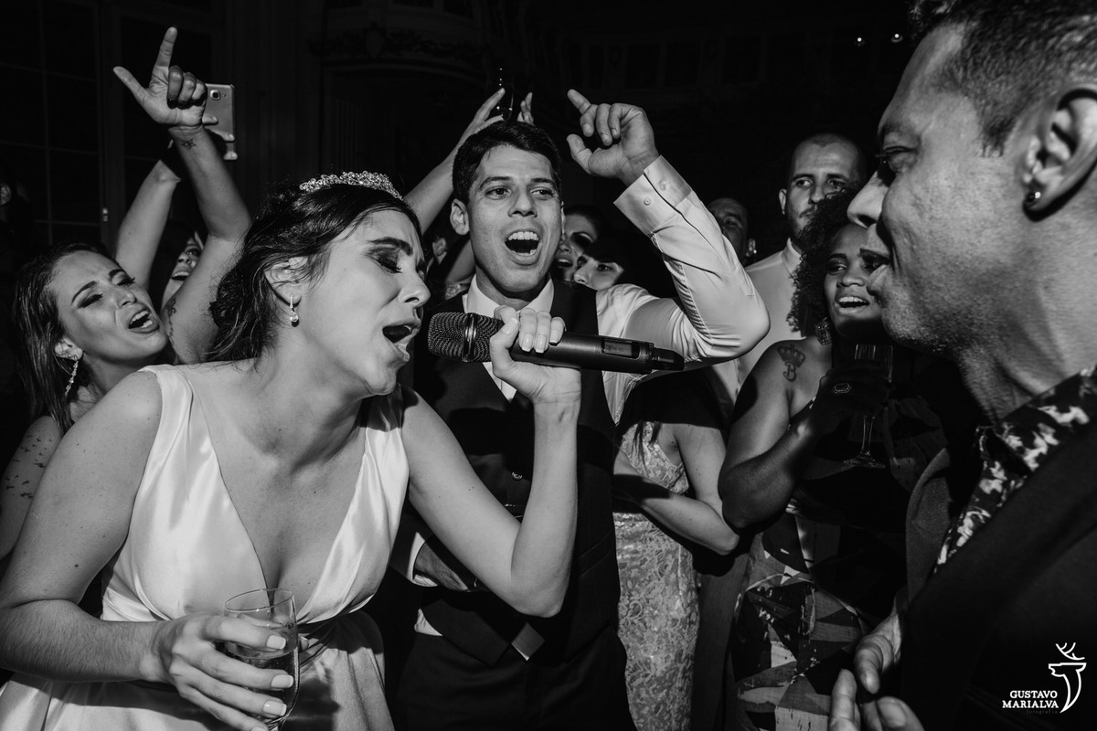 noiva cantando funk do mc andinho e noivo virabdno