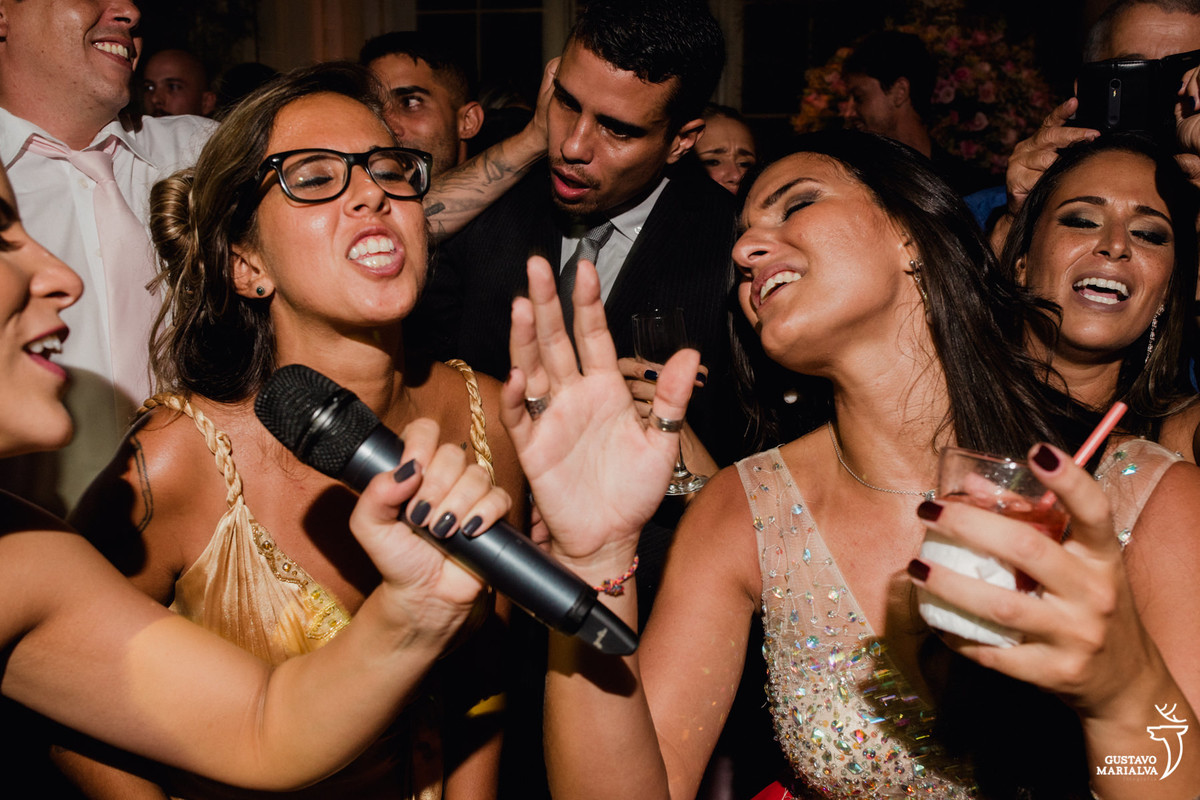 amigas cantando funk e convidado puxando a orelha do outro