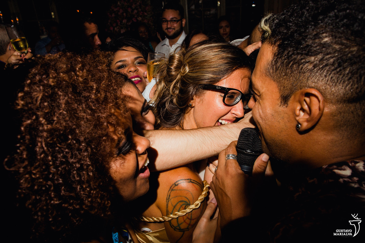 todos os convidados se abraçam e se espremem na pista de dança