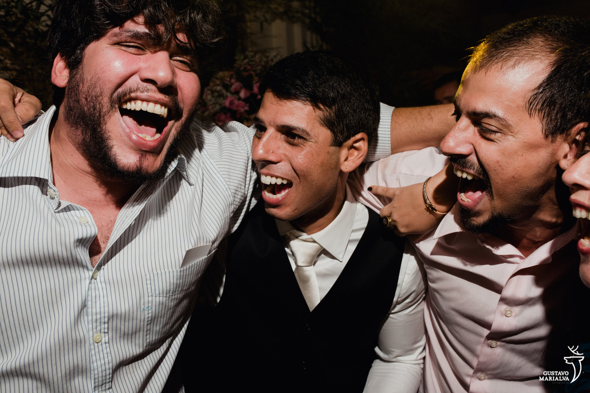 noivo e amigos vibrando e dançando