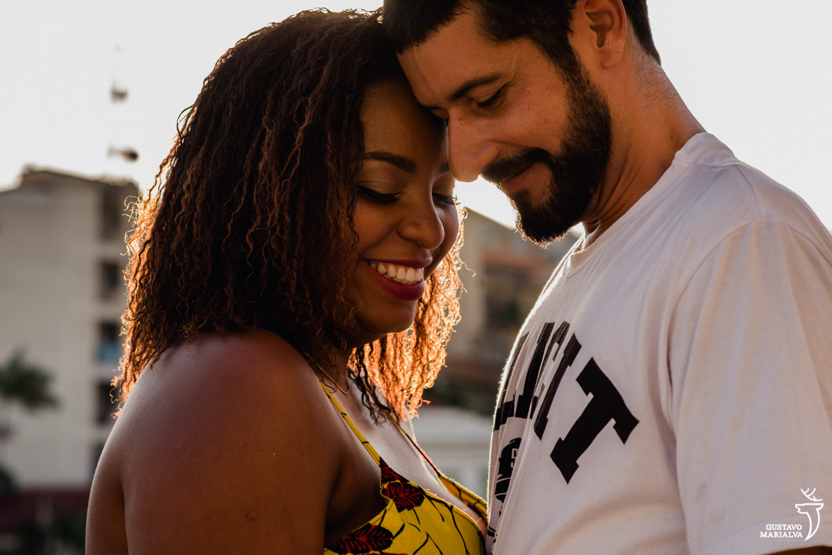 casal colando o rosto e sorrindo