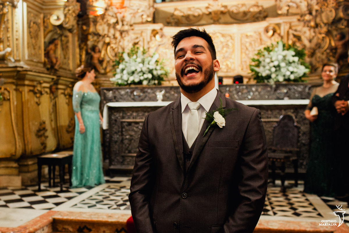 noivo rindo vendo a noiva entrar