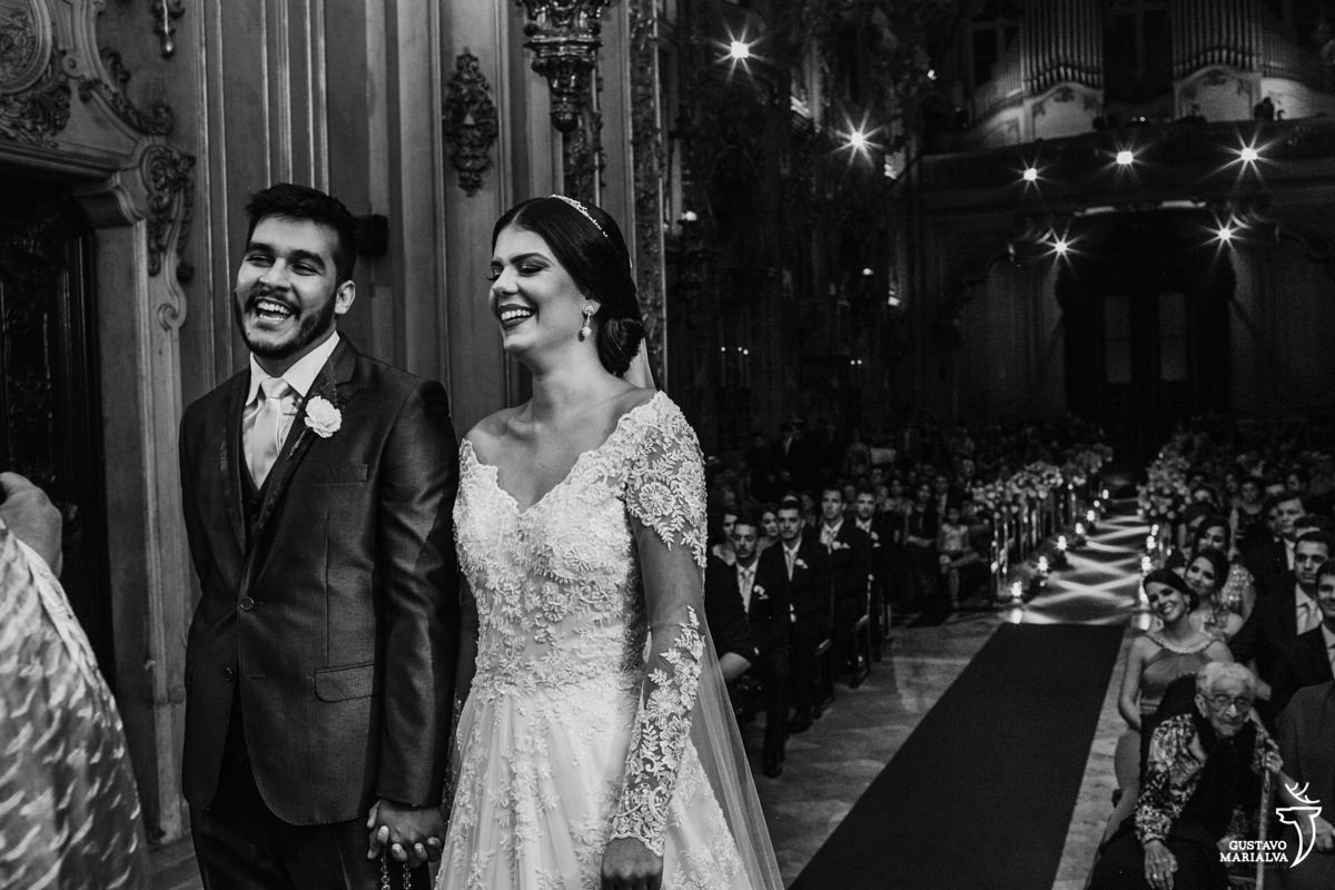 noivos sorrindo durante cerimônia de casamento na nossa senhora do monte carmo