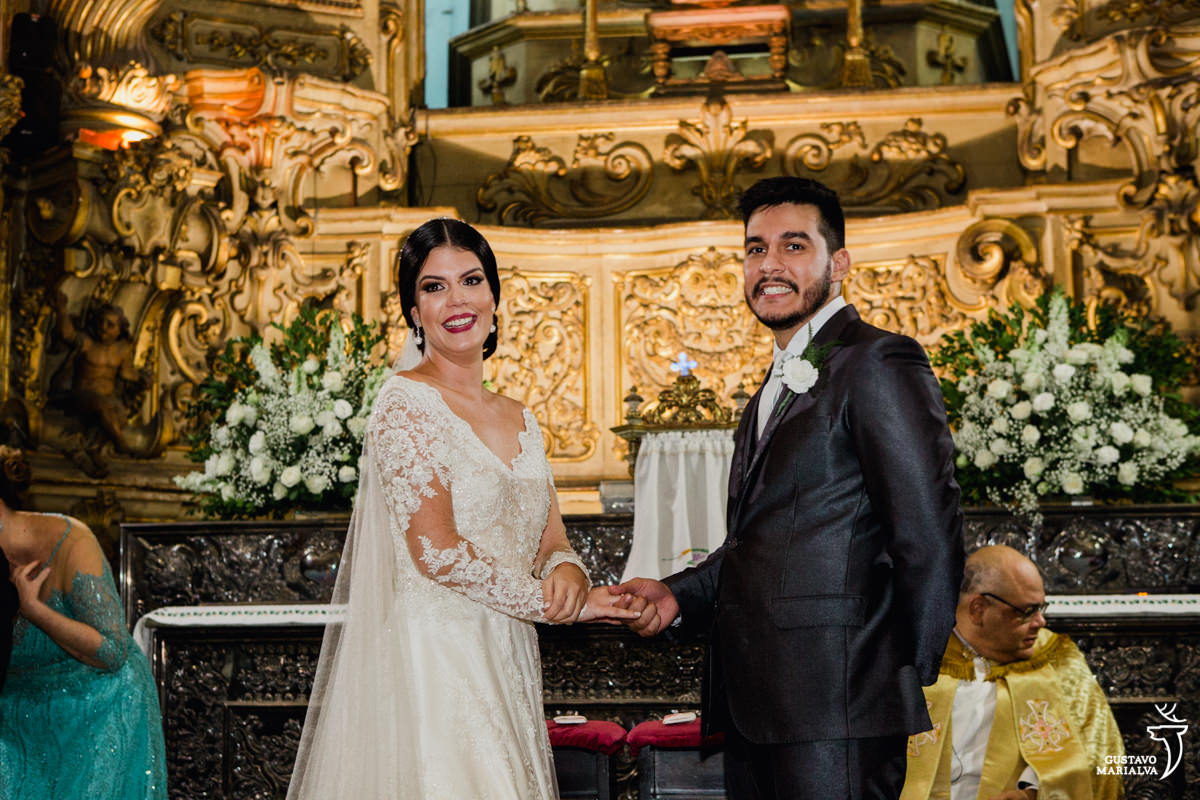 noivos emocionados vendo os pajens entrarem com as alianças do casamento