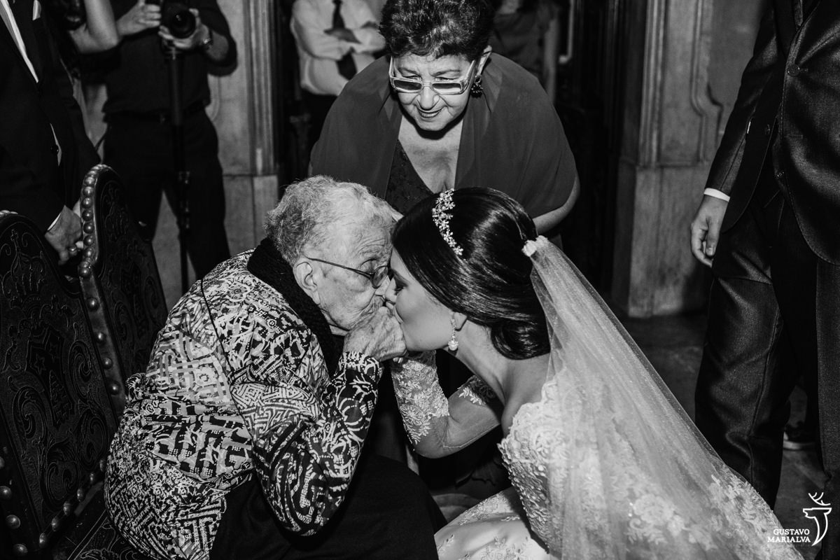 noiva emocionada beijando a mão da avó