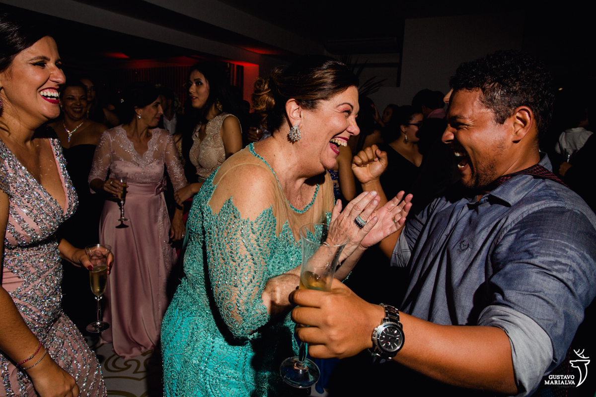 mãe da noiva dançando com convidado