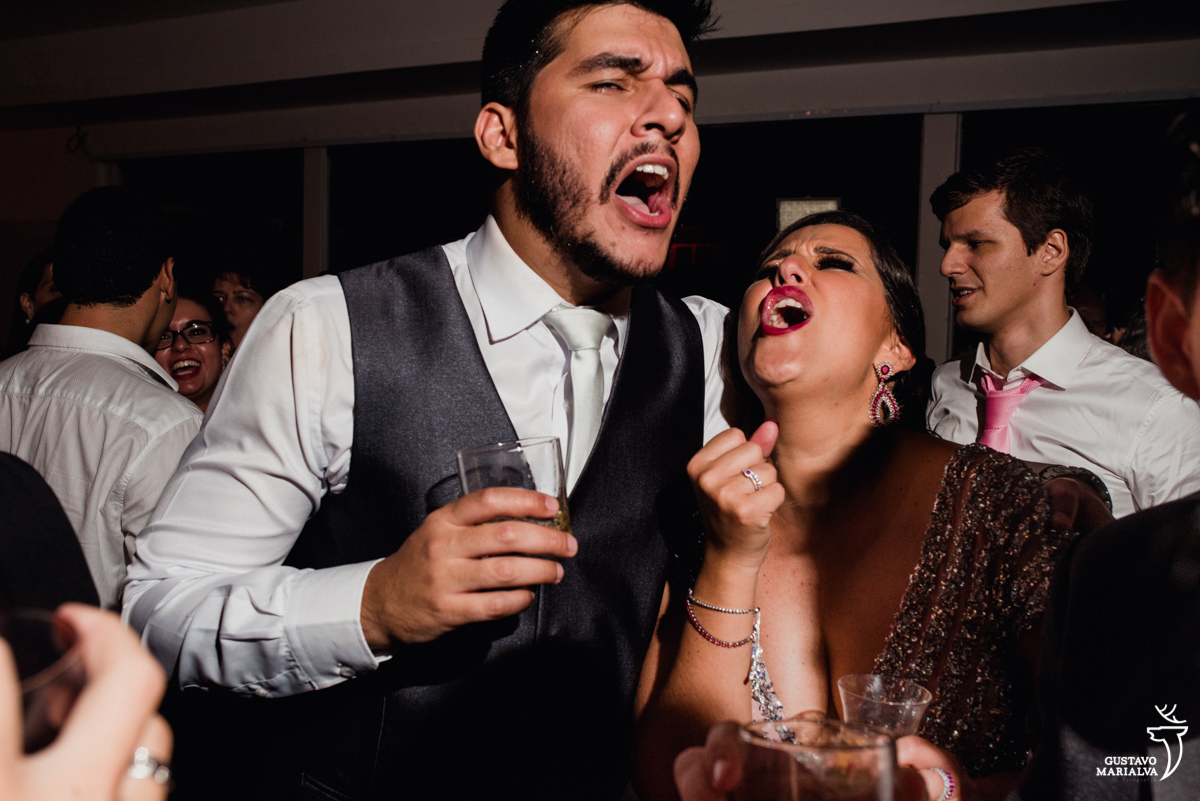 noivo e madrinha cantando sertanejo