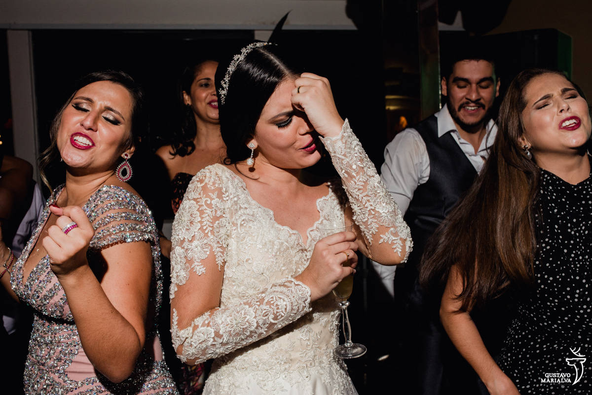 noiva e madrinha dançando sertanejo