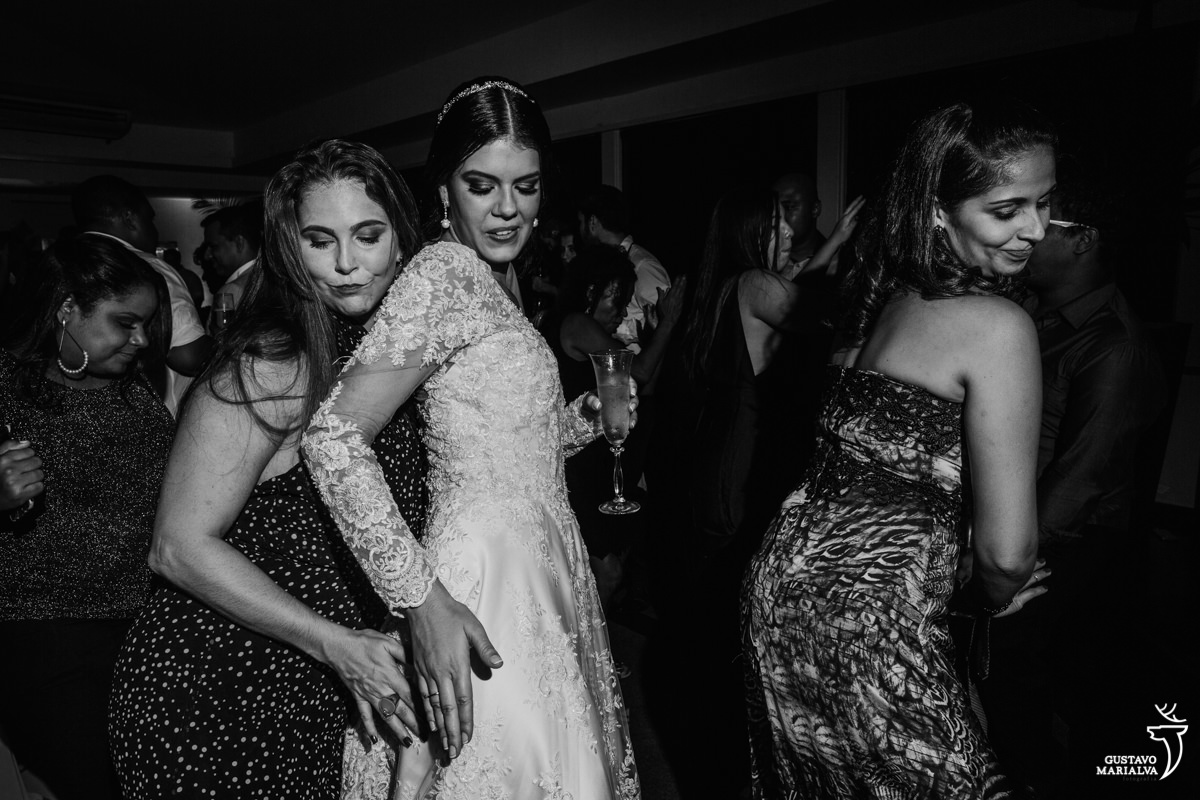 noiva e amigas dançando funk