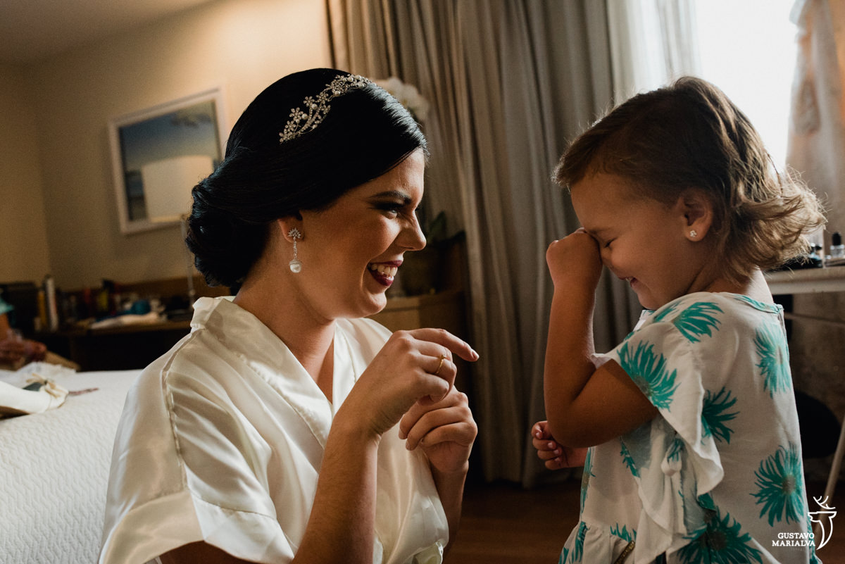 noiva e afilhada sorrindo