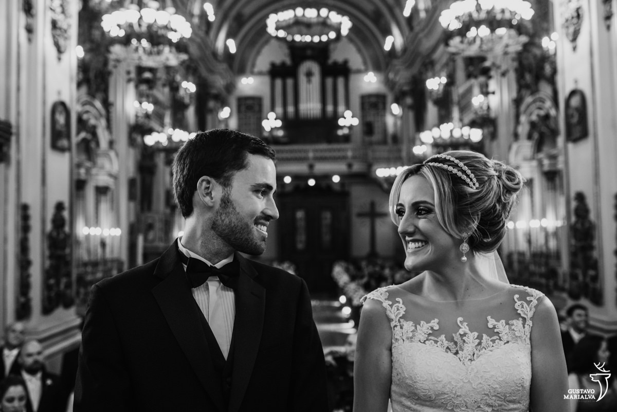 noivos trocam olhares e sorriem durante a cerimônia de casamento no rio de janeiro