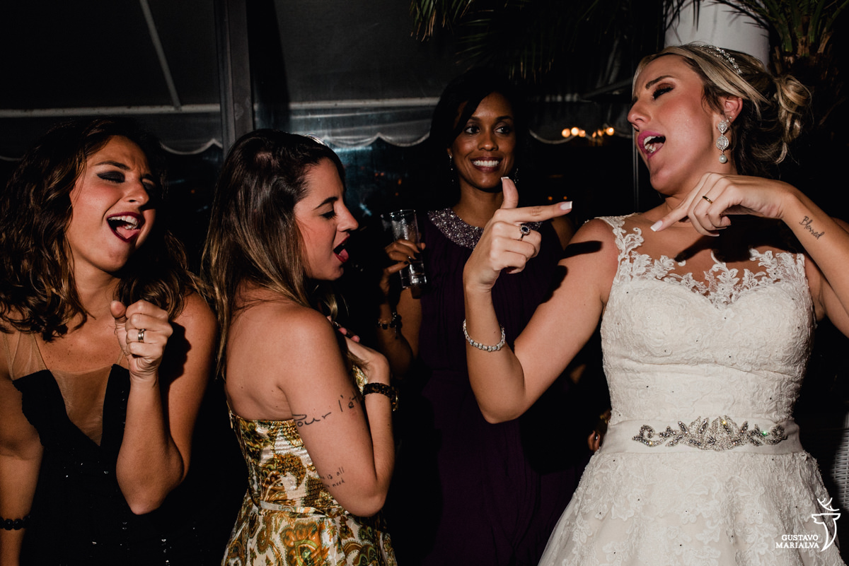 noiva dança e aponta para si enquanto as amigas dançando junto com ela