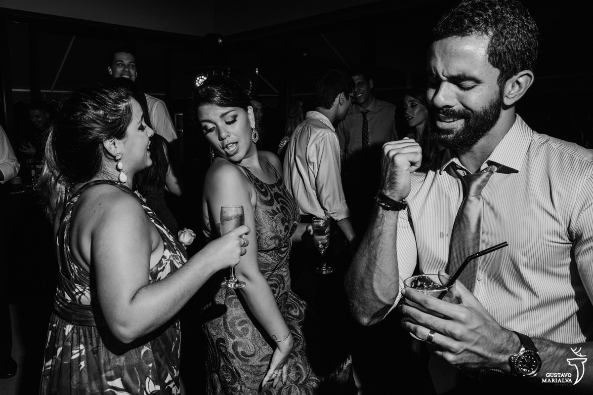 amigas dançam coladinhas enquanto convidado dança sertanejo e faz cara de sofrência