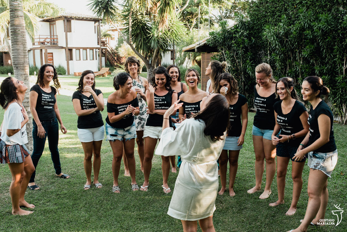 noiva chora lendo discurso de agradecimento para as madrinhas, que também choram bastante, na Serana Boutique Resort em Búzios