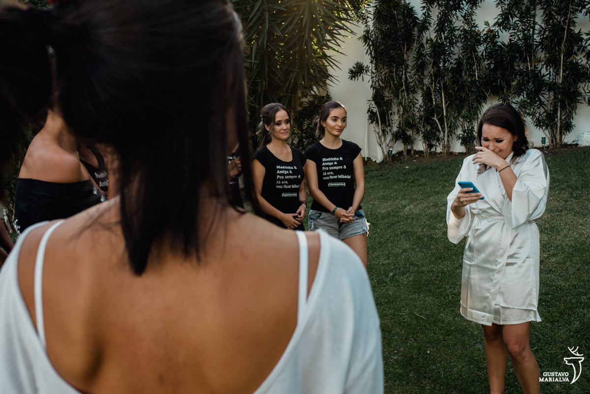 noivo muito emocionada ao ler discurso para as madrinhas na Serana Boutique Resort em Búzios