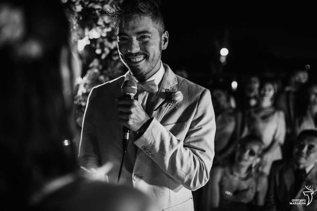 noivo lê os votos emocionado no Uniq Beach Lounge em Búzios