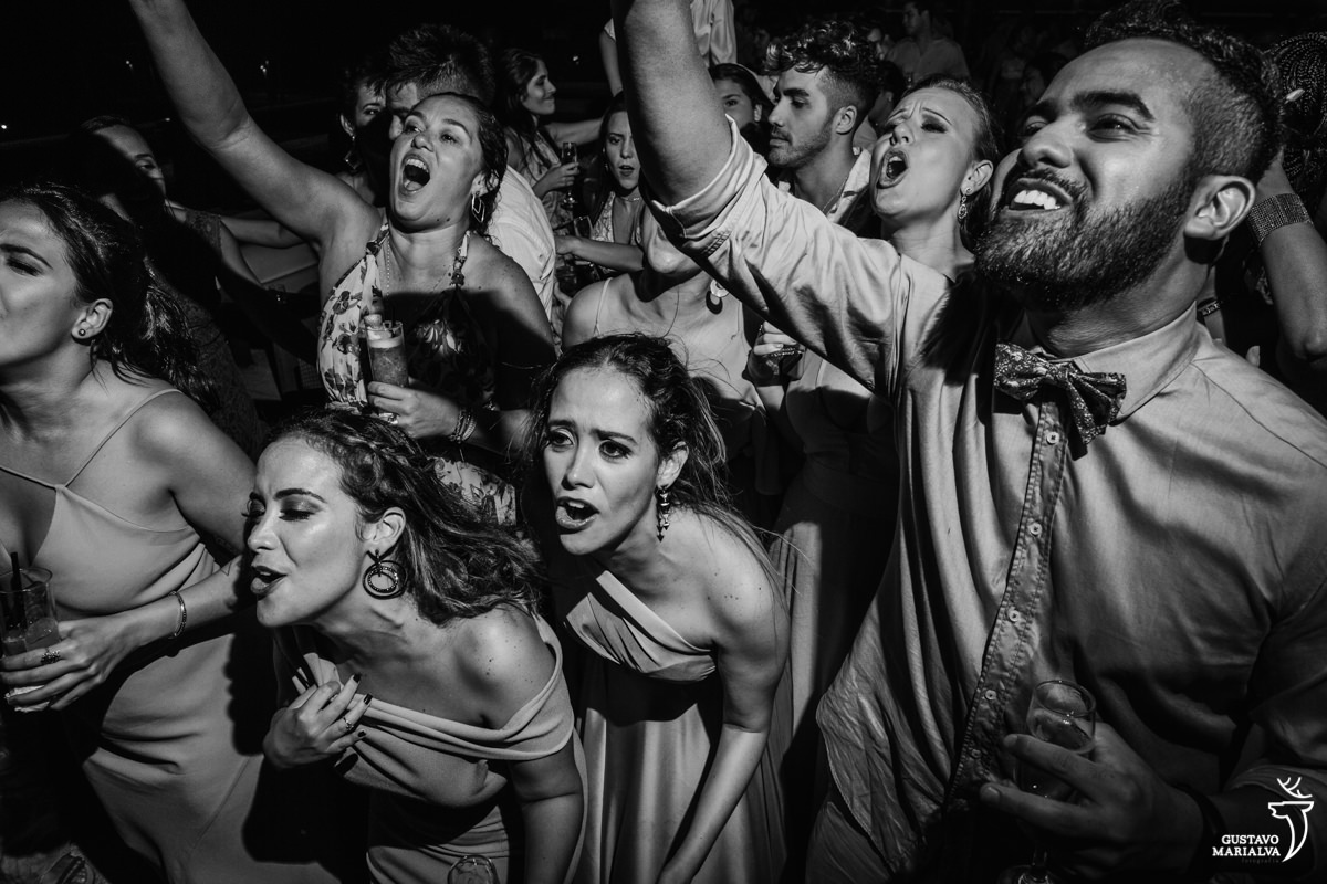 amigos e convidados dançam animados e cantam na festa de casamento no Uniq Beach Lounge em Búzios
