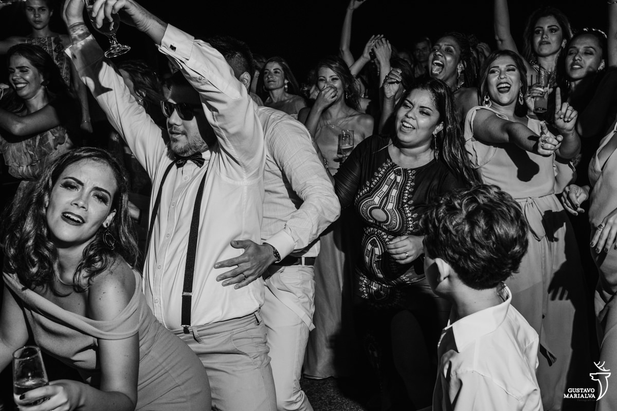 madrinha dança funk enquanto amigo agarra o outro por trás e convidadas dançam felizes ao fundo