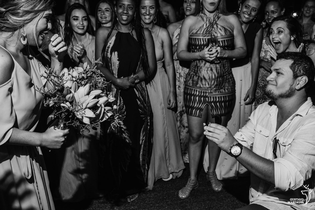 convidado pede madrinha em casamento durante a festa enquanto os outros convidados se emocionam