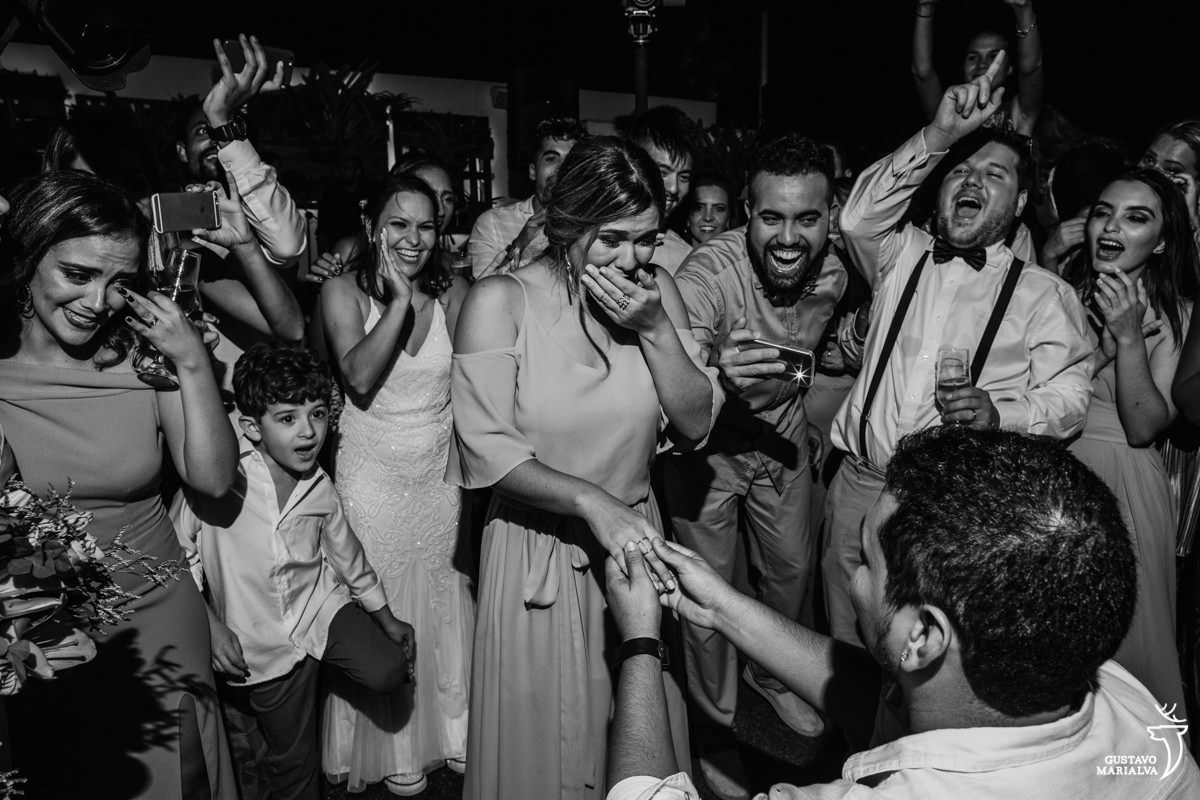madrinha chora muito com o pedido de casamento surpresa do namorado enquanto noiva emocionada abraça as amigas que choram
