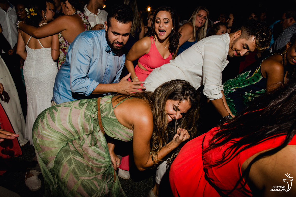 amigos dançam funk rebolando até o chão
