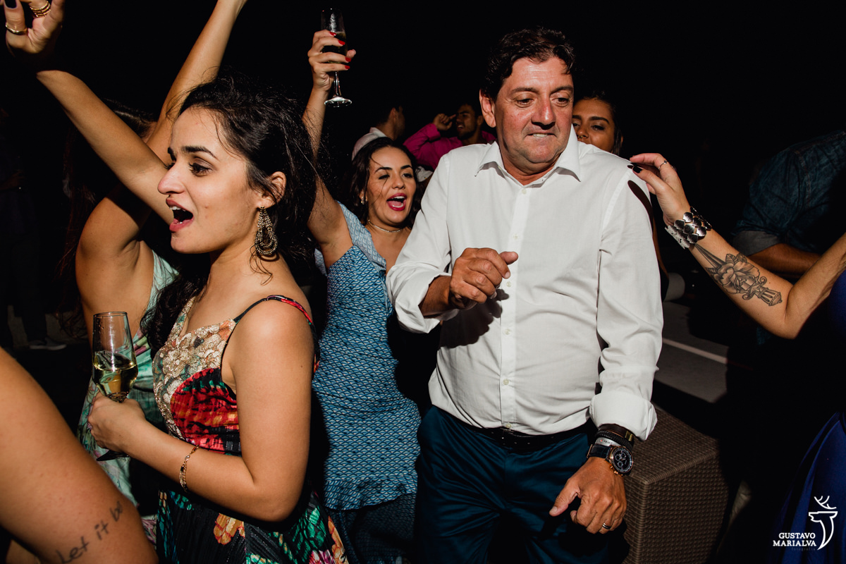 convidado dança engraçado enquanto amigas rebolam em sua volta