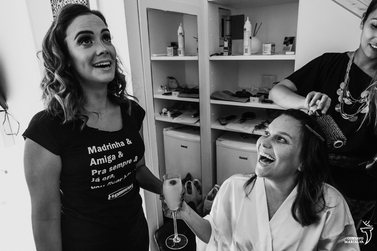 madrinha chora emocionada ao ver a noiva se arrumando para o casamento na Serana Boutique Resort em Búzios