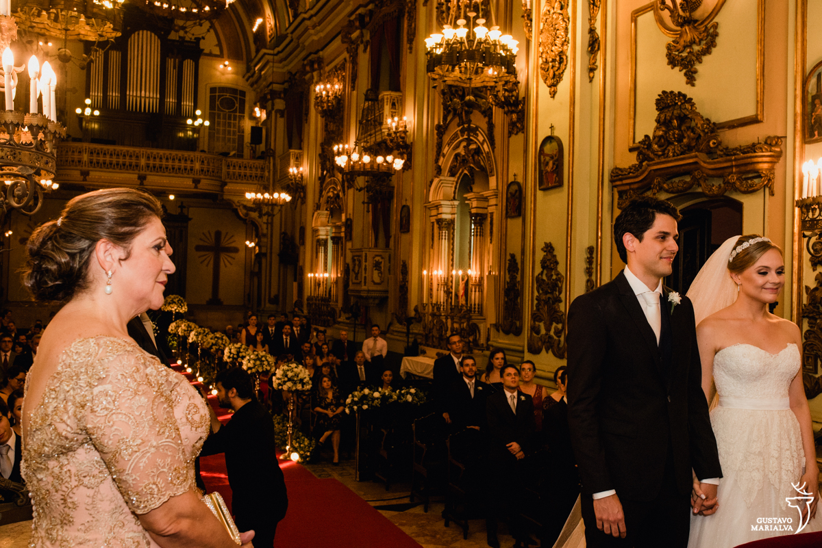 noivos observam emocionados cerimônia do padre enquanto os pais se emocionam cerimônia de casamento na igreja são josé