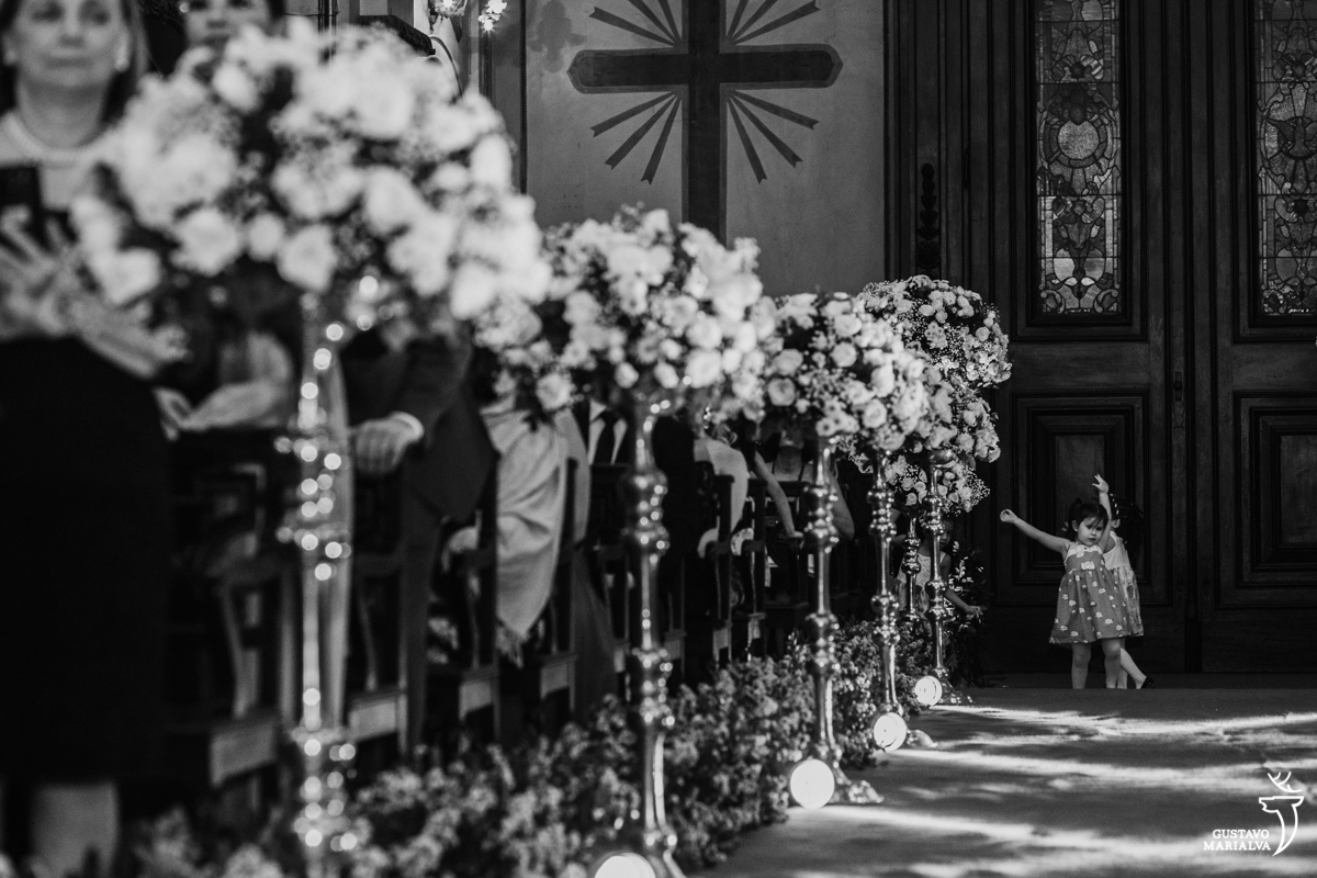 criança dança ballet durante a cerimônia de casamento na igreja são josé