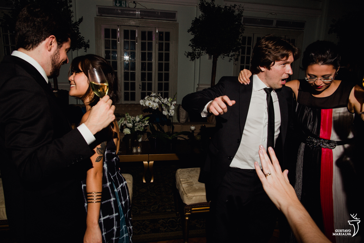 casal rebola até o chão enquanto outro casal dança abraçado na festa de casamento na mansão botafogo