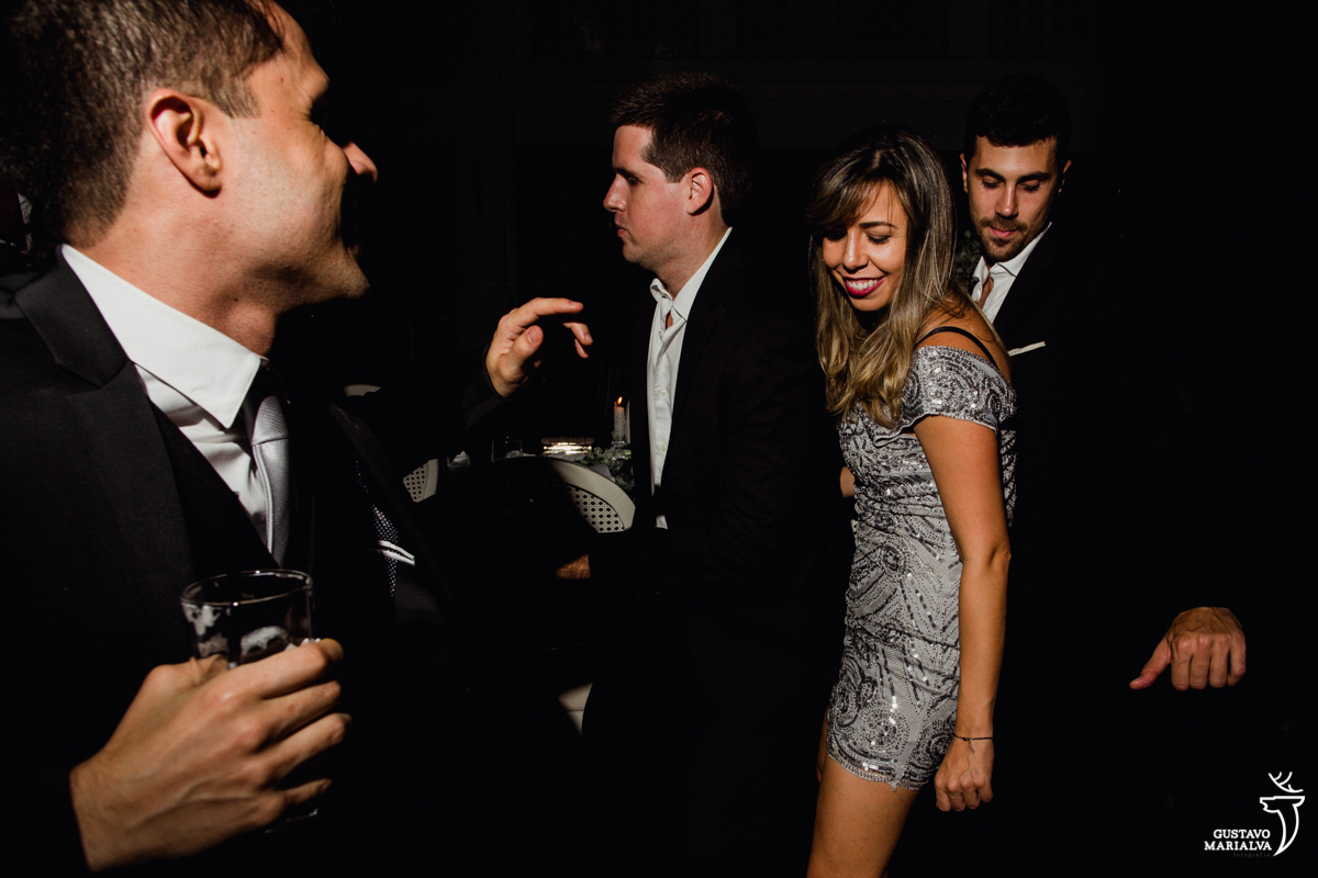 convidados dançam animados na festa de casamento na mansão botafogo