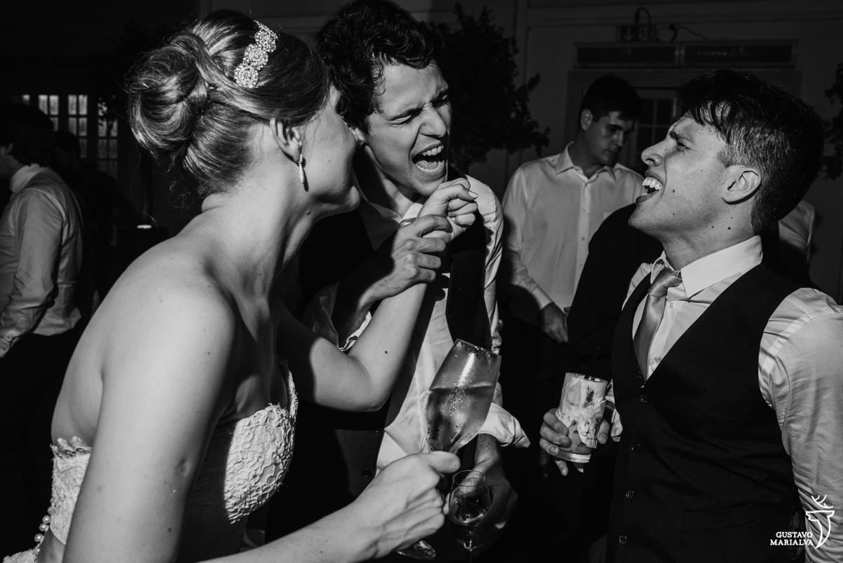 noivo canta animado acompanhado na noiva e de amigo na festa de casamento na mansão botafogo