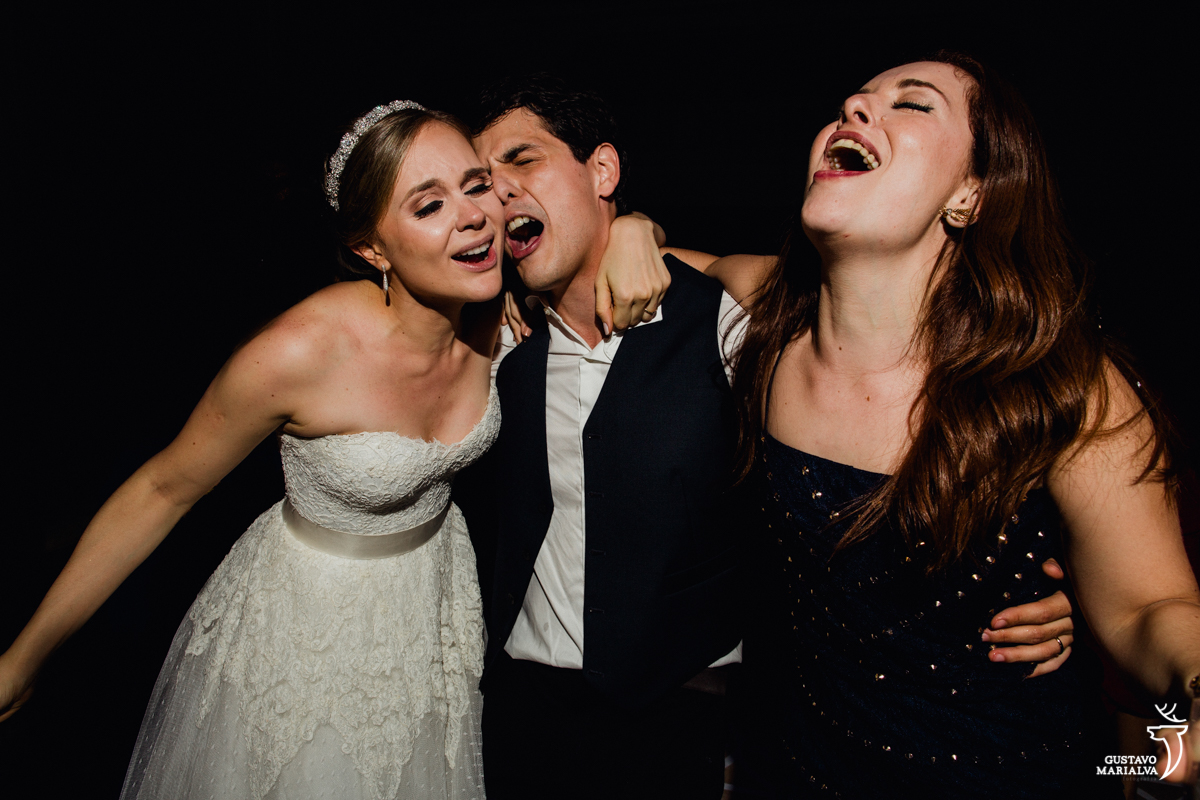 noivo canta emocionado abraçado a noiva e madrinha na festa de casamento na mansão botafogo