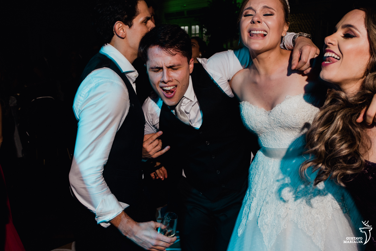convidado abraça a noiva e canta empolgado na festa de casamento na mansão botafogo