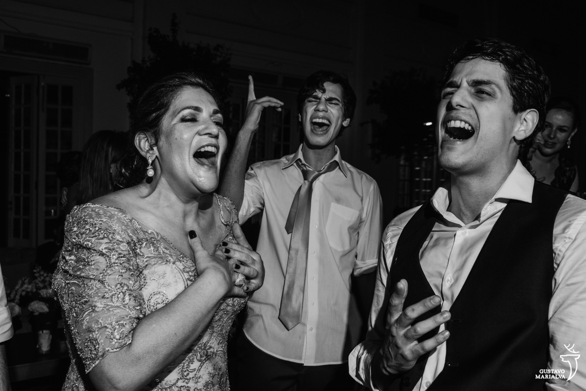 noivo dança com a mãe e primo cantando emocionados festa de casamento na mansão botafogo