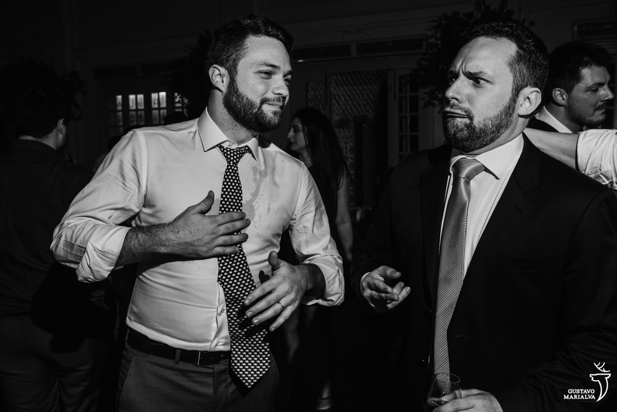 convidado faz careta enquanto outro ri na festa de casamento na mansão botafogo