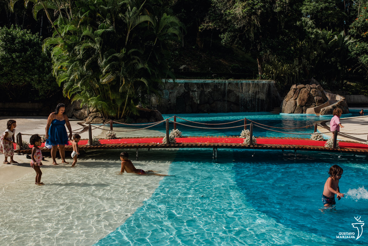 crianças brincam na piscina