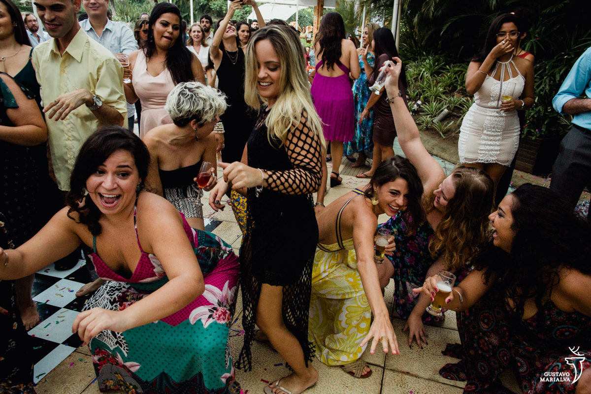 amigas dançam abaixadas no chão
