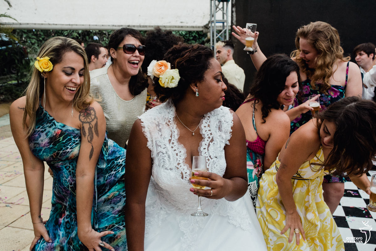 noiva dança funk com as amigas segurando espumante