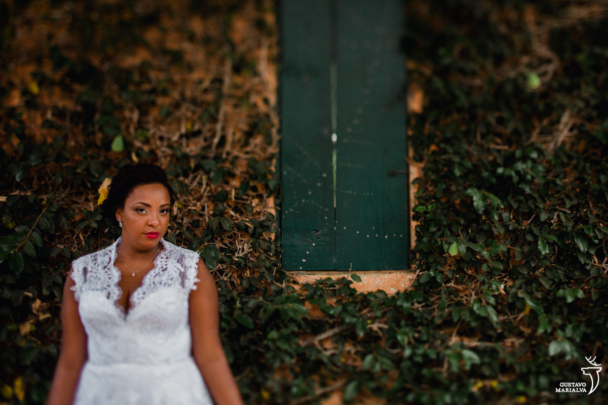 noiva posa para retrato no making of do casamento no bosque da fazenda