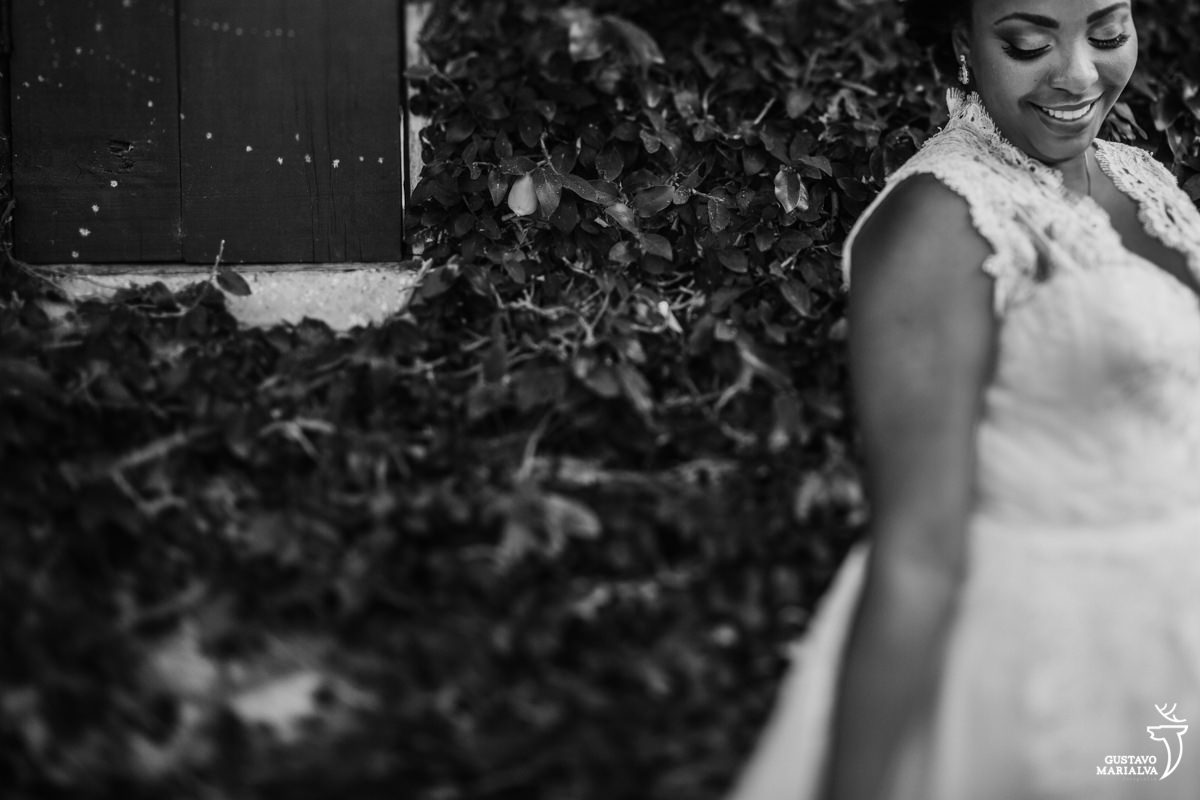 noiva olhado para baixo posando para retrato
