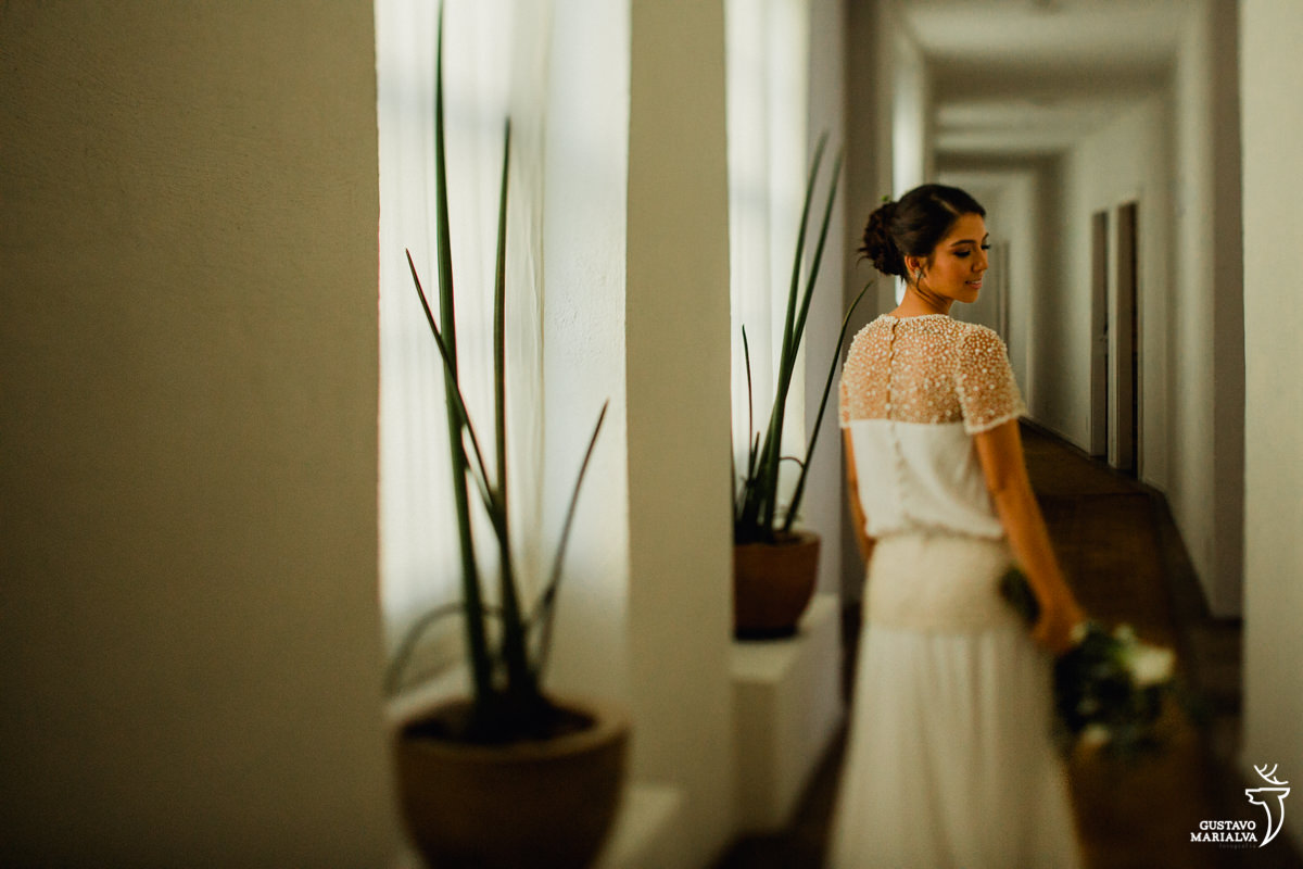 noiva segura o buque do casamento e posa para retrato no hotel santa teresa