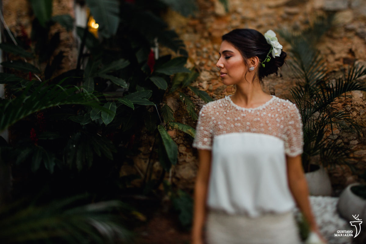 noiva posa de perfil com grinalda da we do botanica