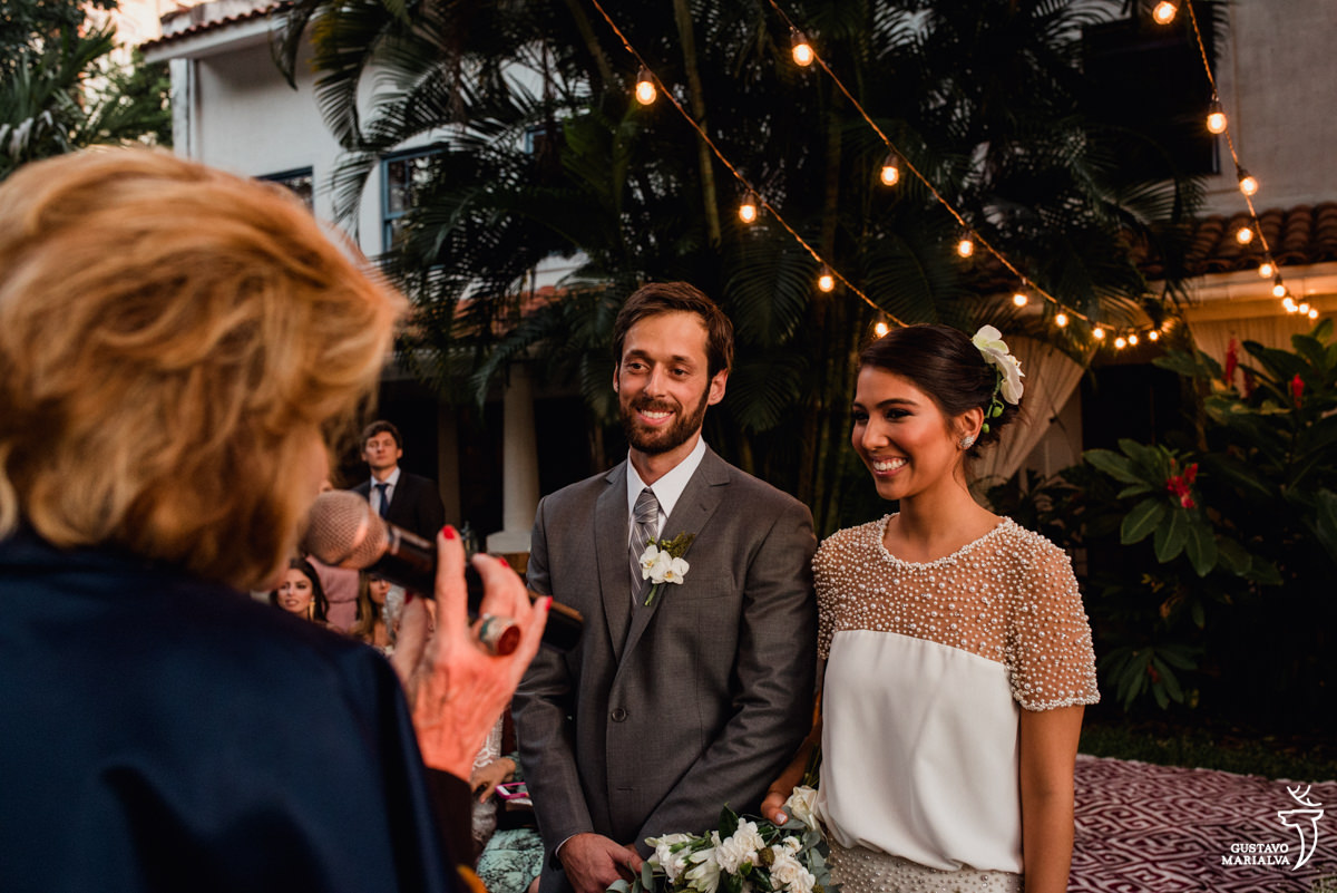 noivos sorriem com a cerimônia de casamento celebrada pela juíza maria vitória no hotel santa teresa