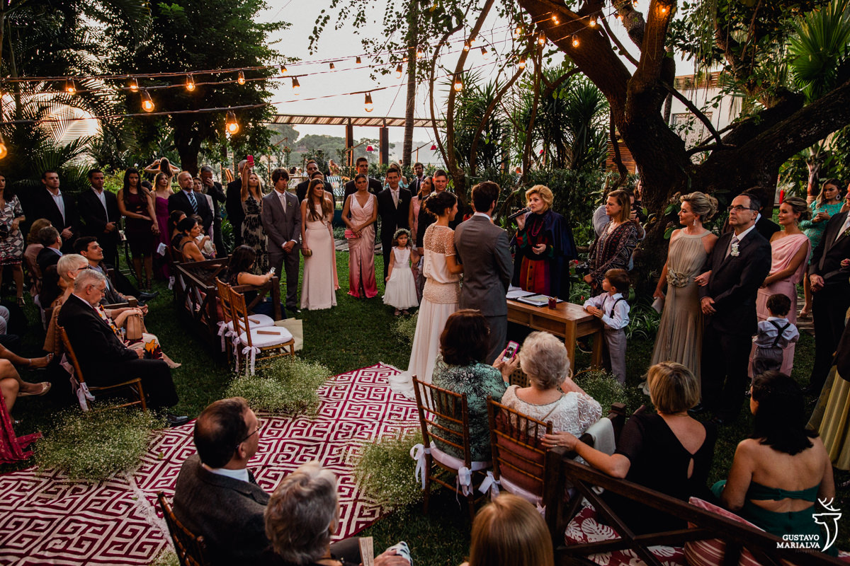 convidados observam a cerimônia de casamento no hotel santa teresa
