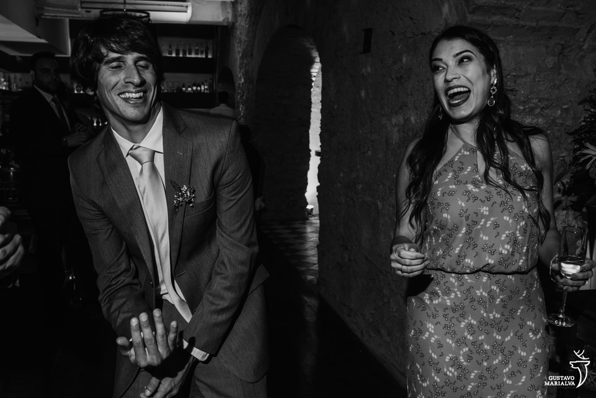 convidados dançam sorrindo com copo na mão