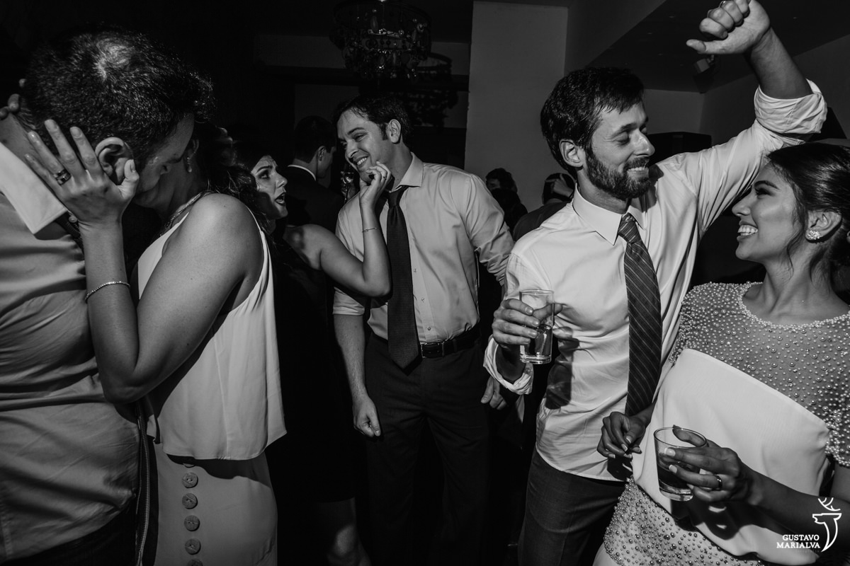 noivos dançam enquanto convidados se beijam