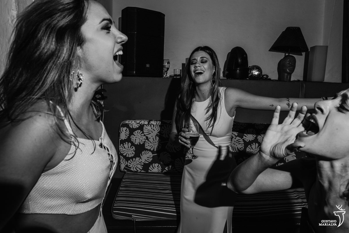 amigas cantam sorrindo