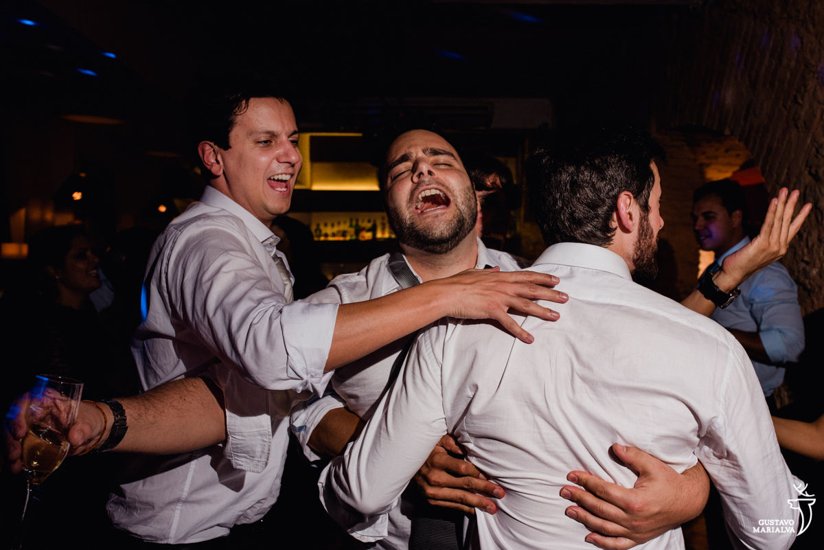 amigo cantam empolgados durante a festa de casamento