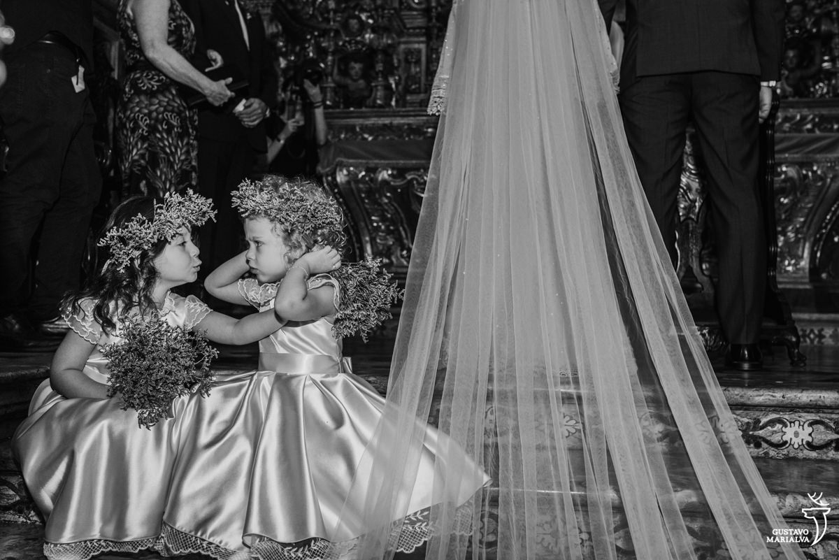 daminhas brincam de colocar a mão no ouvido durante a cerimônia de casamento